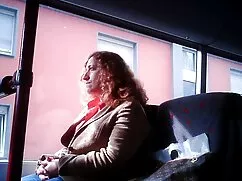 Egy meztelen lány gy ...