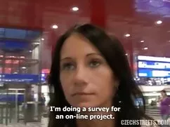 Egy fiatal lány, bar ...