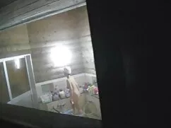 Az ember átöleli a f ...